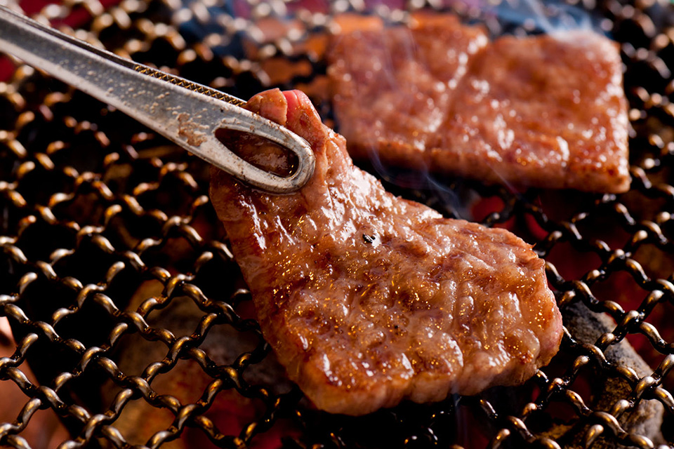 お肉焼きシーン